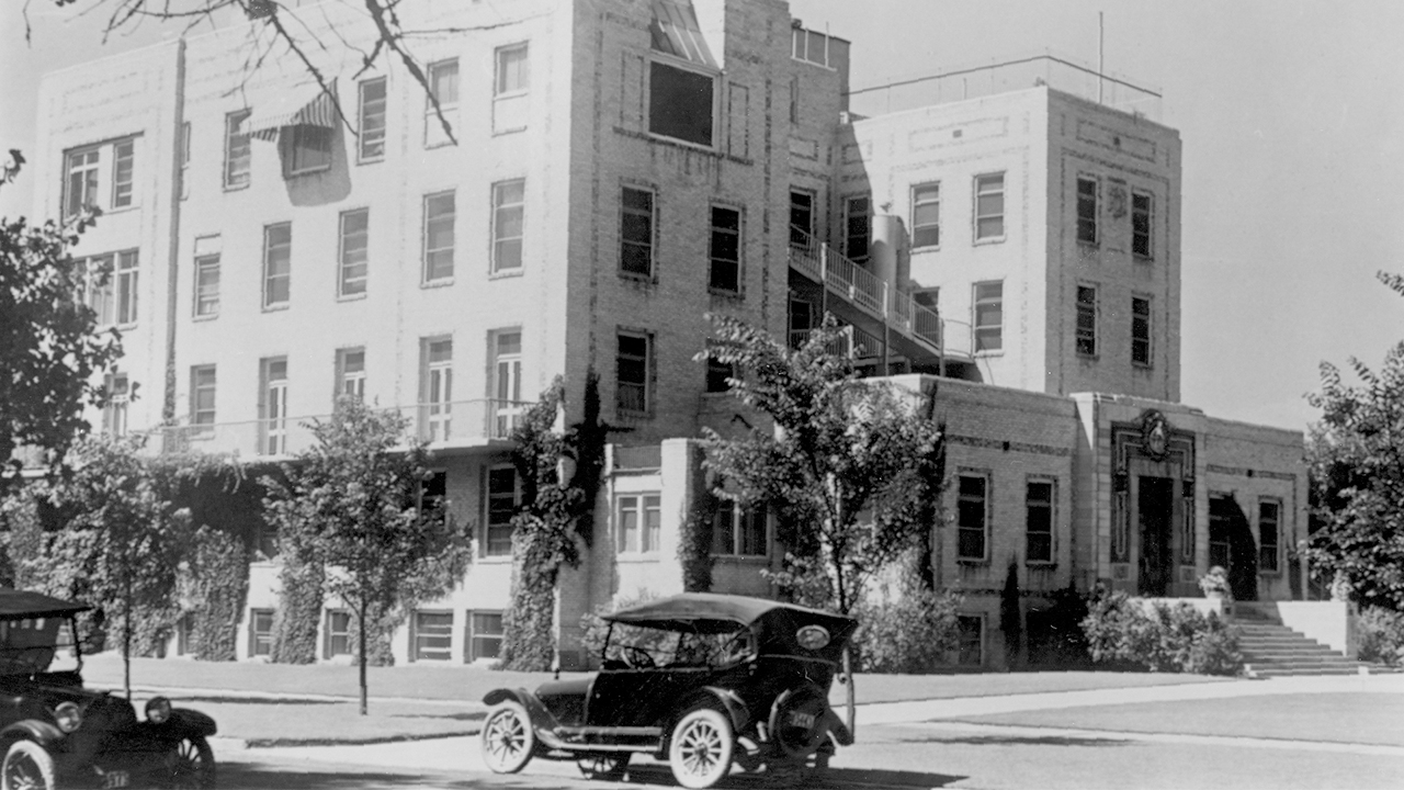 An old photo of The Children's Hospital building from 1917; it is 4 stories high, made of brick and has lots of windows