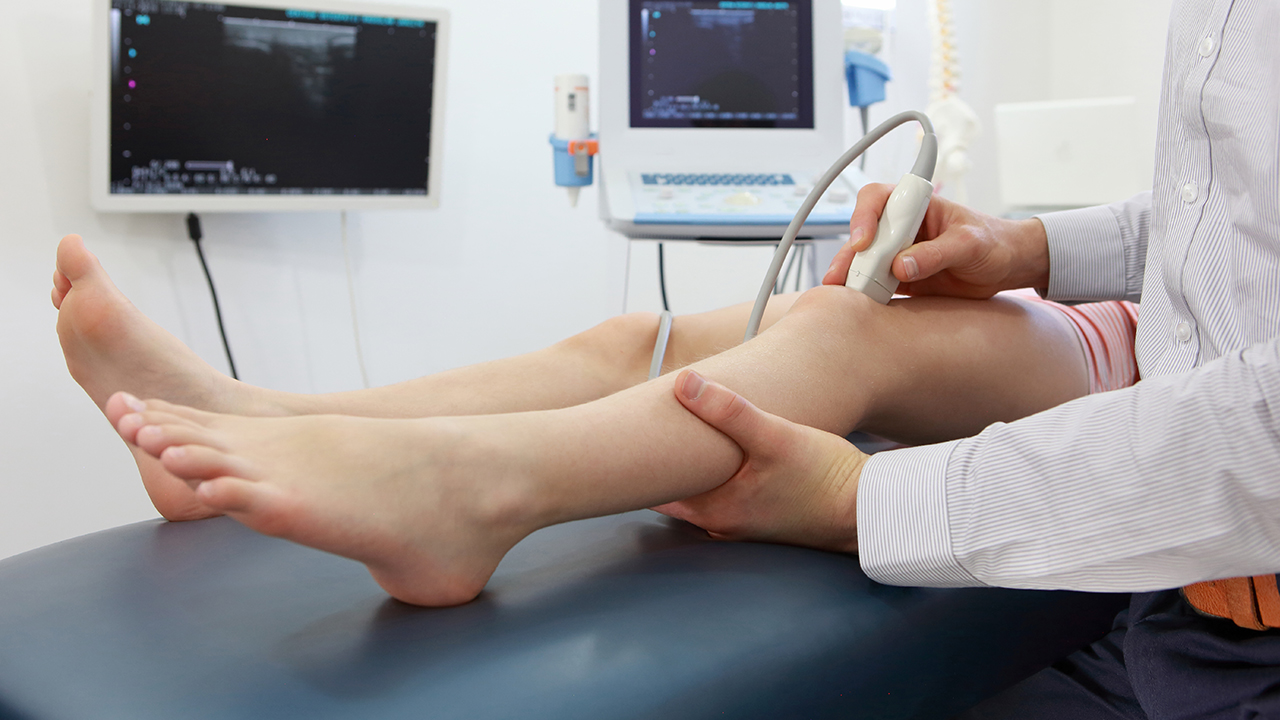 Doctor scanning a patient’s ACL.