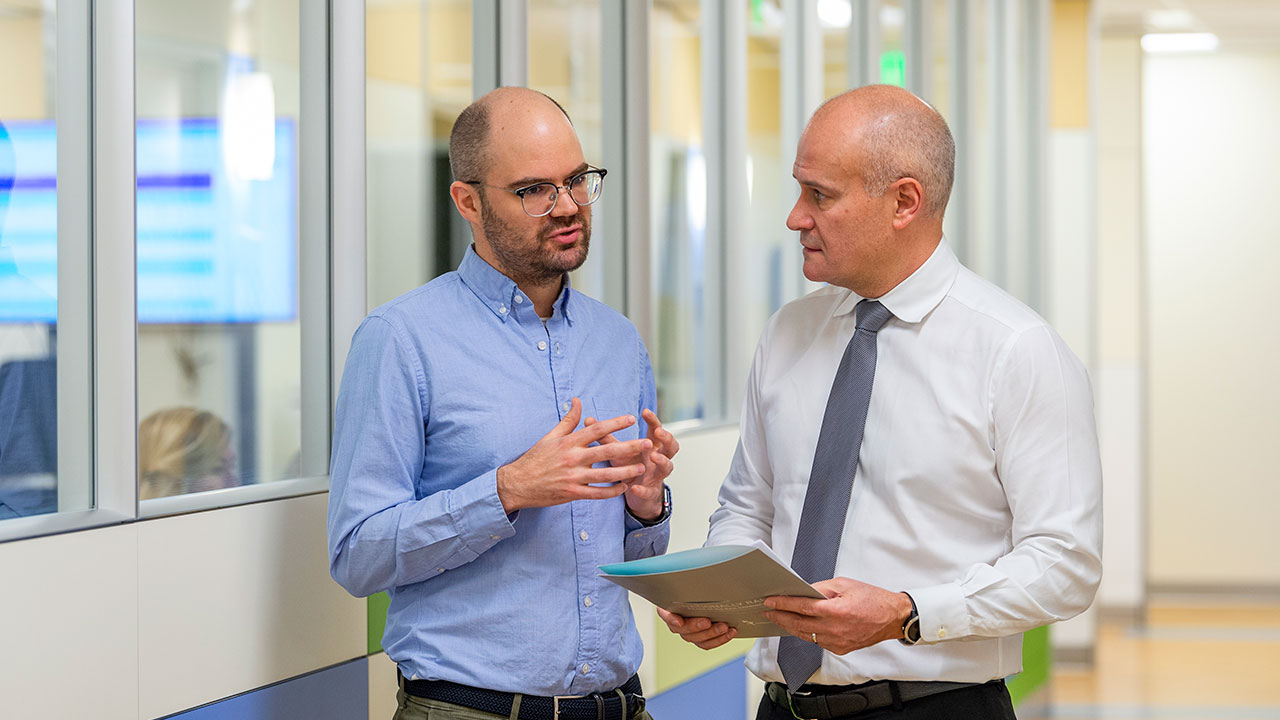 Dr. Inge and Dr. Bjornstad talking in a hospital hallway.